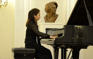 Miho Nishimura podczas koncertu w Dworku Chopina w Dusznikach Zdroju 21.08.2016. Fot. Tomasz Orlow.